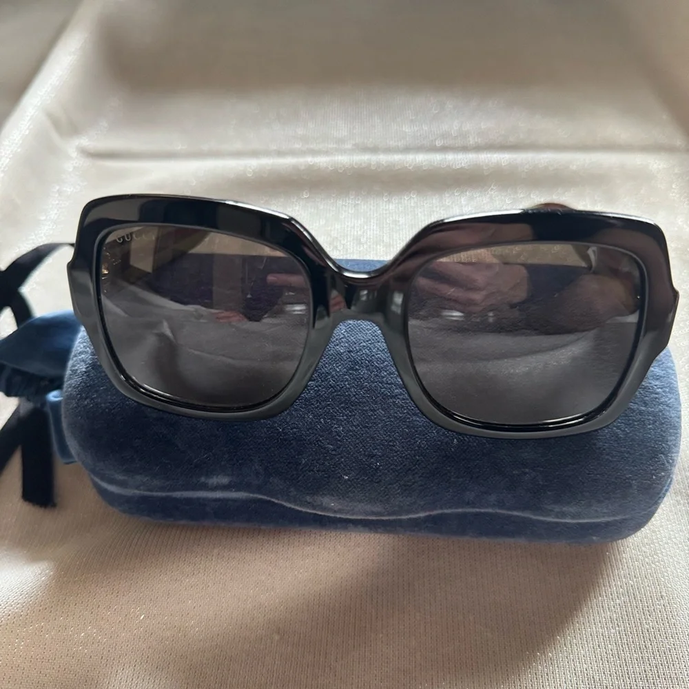 Gucci Women's Black Rectangular Oversized Sunglasses - Picture 4 of 8